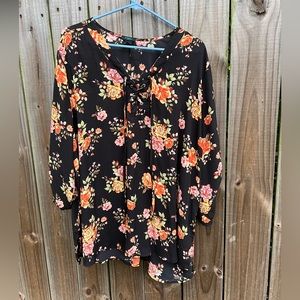 Rue+ 3X 3/4 length sleeve Black top with floral design